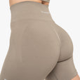 Short Essence - Walnut